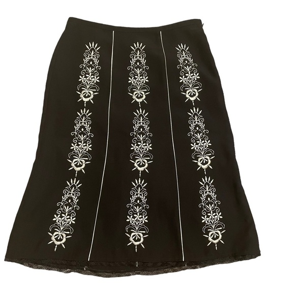 Ann Taylor LOFT A Line Skirt Black with Cream Floral Embroidered Lace Trim Sz 2P - Picture 1 of 12